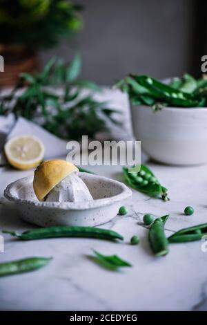 Gläser mit leckeren Erbsen Stockfoto