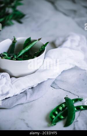 Schüssel mit frischen Erbsenschoten Stockfoto