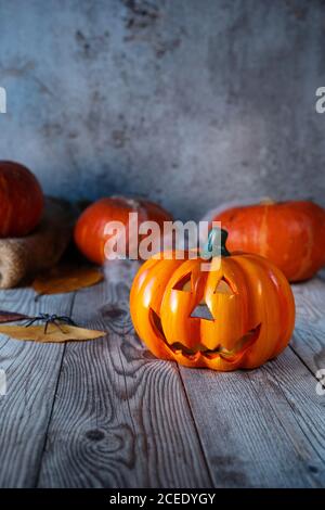 Stillleben mit Jack o'Laterne, Kürbisse, Spinnennetz und beleuchtete Laterne für Halloween Stockfoto