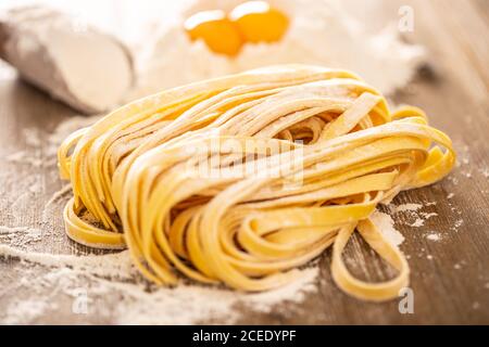 Zubereitung Pasta Tagliatele aus Mehl und Eiern - Close-up Stockfoto