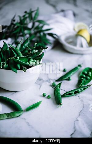 Schüssel mit frischen Erbsenschoten Stockfoto