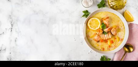 Draufsicht auf eine gesunde cremige Lachssuppe in weiß Platte Stockfoto