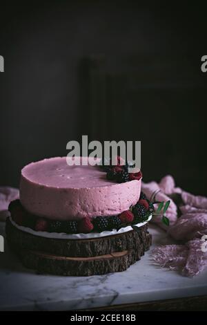 Erdbeerkuchen auf Tisch Stockfoto
