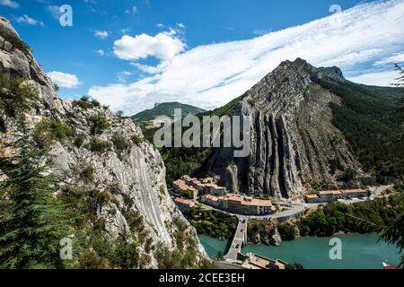 Panoramablick auf Sisteron von der Festung Zitadelle Stockfoto