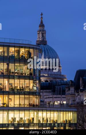 Erhöhte und leicht verdunkelte Ansicht der Nordseite der Kuppel, mit Foster + Partners One London Wall beleuchtet von innen. St. Paul's Cathedral, Lond Stockfoto
