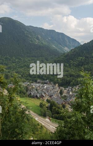 Wunderschöne Aussicht auf die Stadt in den Bergen Stockfoto