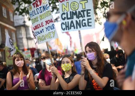 Extinction Rebellion Protesters in der Nähe des Buckingham Palace in London. Die Umweltkampagnengruppe hat für Märsche an mehreren Sehenswürdigkeiten in der Hauptstadt geplant, bevor sie zum Parliament Square in Westminster umzieht. Stockfoto