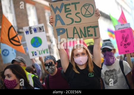 Extinction Rebellion Protesters in der Nähe des Buckingham Palace in London. Die Umweltkampagnengruppe hat für Märsche an mehreren Sehenswürdigkeiten in der Hauptstadt geplant, bevor sie zum Parliament Square in Westminster umzieht. Stockfoto