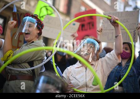 Extinction Rebellion Protesters in der Nähe des Buckingham Palace in London. Die Umweltkampagnengruppe hat für Märsche an mehreren Sehenswürdigkeiten in der Hauptstadt geplant, bevor sie zum Parliament Square in Westminster umzieht. Stockfoto