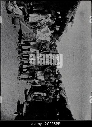 . Les Colonies français. Jeunes filles du Haut-Dahomey. Le Bandama, le plus important des fleuves de la côte d'Ivoire,formé par le Bandama Rouge et le Bandama Blanc, coule du nord ausud dans un lit encombré décueils granitiques. Il arrive à Tiassalé, Point à partir duquel il devient navigable.Son principal wohlhabend est le Nzi sur sa rive gauche. Le Comoe, vient du mont Mina, au nord-ouest de Kong, et sejette dans la mer en face de Grand-Bassam. - 110. – 117 – La rivière Tanoé qui sert de frontière à la Gold Coast. La Vol ta, qui Traverse la Gold Coast,. est formée, de la Voltabanche, de la Vo Stockfoto