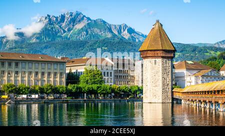 Panoramablick auf den Pilatus-Gipfel mit der Kapellebrücke Und klarer blauer Himmel in Luzern Schweiz Stockfoto