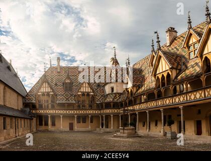 Innenhof des Hospices de Beaune, bemerkenswertes mittelalterliches Gebäude, Frankreich Stockfoto