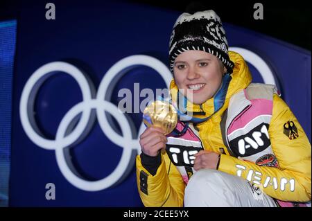 Whistler, Kanada. September 2020. Skirennfahrerin Viktoria REBENSBURG beendet ihre Karriere. Archivfoto; Viktoria REBENSBURG (GER), 1. Platz Olympiasiegerin, Goldmedaillengewinnerin, Jubel, Porträt, Porträt, Siegerehrung, Medaillenzeremonie, Whistler Medal Plaza, Medaille, Medaillen, Damen 'Riesenslalom, Frauen, Damen' Riesenslalom, 25.02.2010. XXI. Olympische Winterspiele 2010, ab 12.02. - 28.02.2010 in Vancouver/Kanada. Quelle: dpa/Alamy Live News Stockfoto