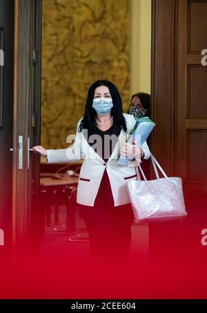 Berlin, Deutschland. September 2020. Dilek Kalayci (SPD), Berliner Senator für Gesundheit, kommt nach der Berliner Senatssitzung zur Pressekonferenz. Zuvor hatte sich die Landesregierung unter anderem mit der Corona-Krise und den Demonstrationen am vergangenen Wochenende befasst. Quelle: Bernd von Jutrczenka/dpa/Alamy Live News Stockfoto