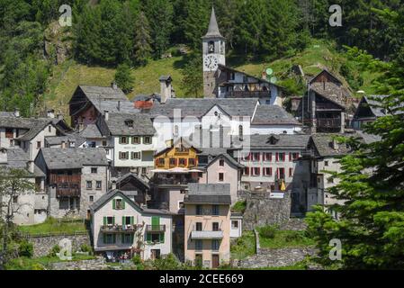 Fusio, Schweiz - 8. Juli 2020: Das Dorf Fusio im Maggiatal in der italienischen Schweiz Stockfoto