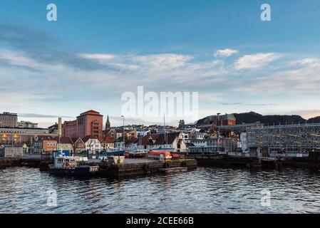 Panoramafenblick auf den Hafen in Bergen In Norwegen an einem klaren Wintertag Stockfoto