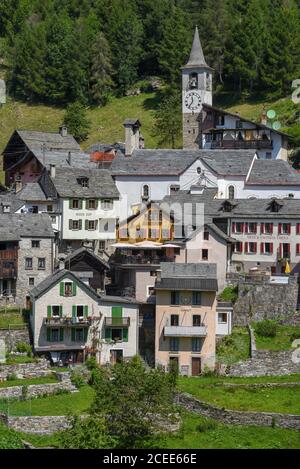 Fusio, Schweiz - 8. Juli 2020: Das Dorf Fusio im Maggiatal in der italienischen Schweiz Stockfoto