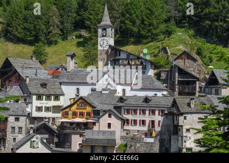 Fusio, Schweiz - 8. Juli 2020: Das Dorf Fusio im Maggiatal in der italienischen Schweiz Stockfoto