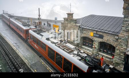 Zermatt Schweiz , 3. Juli 2020 : Gornergrat Bahn oben Blick auf Bergstation mit Touristen verlassen den Zug in Schweizer Alpen Schweiz Stockfoto