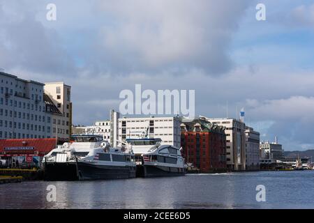 Panoramafenblick auf den Hafen in Bergen In Norwegen mit Schnellfähre an einem klaren Wintertag Stockfoto