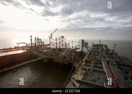 Schifffahrt mit Blick auf das Meer. Wolken am Himmel und ruhiges Wetter. Stockfoto