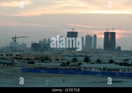 Blick auf Dubai bei bewölktem Wetter. Unfertige Gebäude mit Kräne auf der Oberseite und arbeiten in Arbeit.