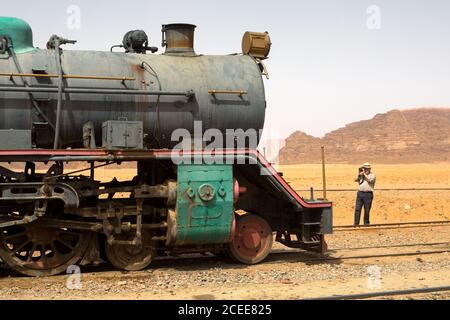 Eine alte türkische Dampfzug verwendet im Film Lawrence von Arabien sitzt In der Saudi-Wüste von Wadi Rum, Jordanien Stockfoto