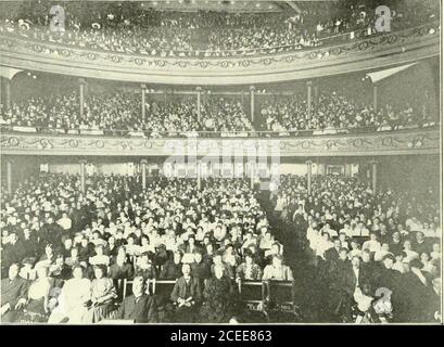 . New Boston; eine Chronik des Fortschritts bei der Entwicklung einer größeren und feineren Stadt - unter der Schirmherrschaft der Boston-1915 Bewegung. Art of Drama and Music. Thi.sdepartement w^As begann mit der Überzeugung, dass die wirklich großen Dinge in Kunst, Dramen und Musik wurden verweigert, um die Manof kleine Mittel und esj) ecialiy zu deinnigrant, wegen der unerschwingliche ad-Mission j) rices. Das Problem der Freizeit-Aktivitäten der Arbeit p^oplewar zum Zeitpunkt der Gründung dieser Abteilung nicht so groß in den Bereichen der Sozialarbeiter wie heute.Wir erkennen jetzt, dass die Gründung der neuen Abteilung Stockfoto