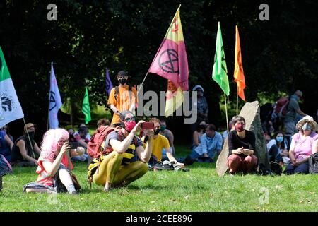 Cardiff, Wales, UK - Dienstag, 1. September 2020 - Extinction Rebellion ( XR ) Demonstranten versammeln sich im Bute Park in Cardiff, um Reden vor dem Marsch zu hören. XR hat ein Basislager vor dem Rathaus von Cardiff eingerichtet, um eine Woche lang gegen den Klimawandel und die Zukunft der Gesellschaft zu protestieren. Foto Steven May / Alamy Live News Stockfoto