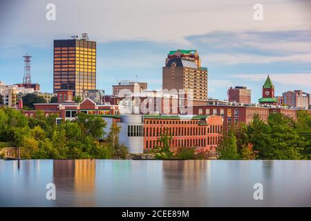 Manchester, New Hampshire, USA Skyline am Merrimack River in der Abenddämmerung. Stockfoto