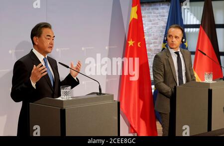 Berlin, Deutschland. September 2020. Wang Yi, Außenminister Chinas (l.), und Außenminister Heiko Maas halten eine gemeinsame Pressekonferenz in der Villa Borsig am Stadtrand von Berlin ab.Quelle: Michael Sohn/AP Pool/dpa/Alamy Live News Stockfoto