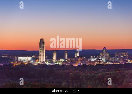 Albany, New York, USA Skyline in der Dämmerung im Frühherbst. Stockfoto