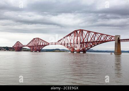 Die Forth Bridge, auch bekannt als die Forth Rail Bridge, eine freitragende Brücke aus dem 19. Jahrhundert und UNESCO-Weltkulturerbe über dem Firth of Forth, Schottland, Großbritannien Stockfoto