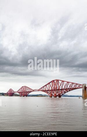 Die Forth Bridge, auch bekannt als die Forth Rail Bridge, eine freitragende Brücke aus dem 19. Jahrhundert und UNESCO-Weltkulturerbe über dem Firth of Forth, Schottland, Großbritannien Stockfoto