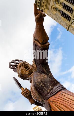 Königin der Herzen - geschnitzte Holzstatue von Alice im Wunderland Zeichen in Llandudno, Nordwales. Holzstich.Charles Lutwidge Dodgson, Lewis Carr Stockfoto