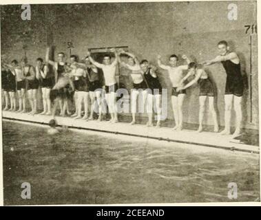 . Fünf Jahrzehnte, MDCCCLIII-MCMIII; historische Aufzeichnung. JUNGS GYMNASIUM KLASSE... SCHWIMMTANK. Stockfoto