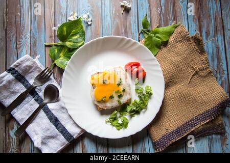 . Pochiertes Ei und Speck auf einem Speisehintergrund mit Gewürzen Stockfoto