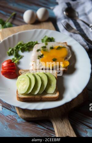 Vertikale Ansicht von pochierten Eiern und Brot mit Avocado Stockfoto