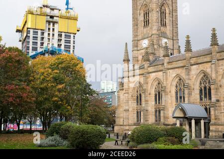 Sheffield, Großbritannien – 14. Oktober 2017 - St Mary’s Church und der Bau des New Era Square am St Mary’s Gate & Bramall Lane Stockfoto