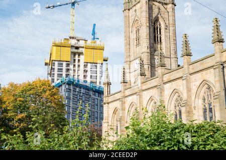 Sheffield, Großbritannien – 14. Oktober 2017 - St Mary’s Church und der Bau des New Era Square am St Mary’s Gate & Bramall Lane Stockfoto