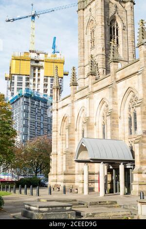 Sheffield, Großbritannien – 14. Oktober 2017 - St Mary’s Church und der Bau des New Era Square am St Mary’s Gate & Bramall Lane Stockfoto