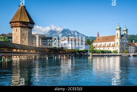 Blick auf die Luzerner Altstadt mit der Kapellenbrücke Pilatusberg und Jesuitenkirche in Luzern Schweiz Stockfoto