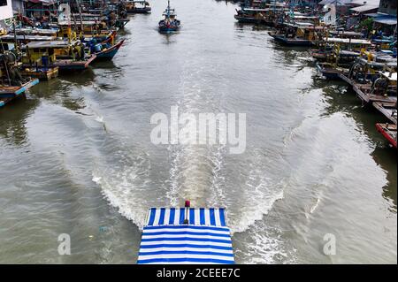 Von oben Schuss des Bootes geparkt und schwimmend im Kanal. Stockfoto