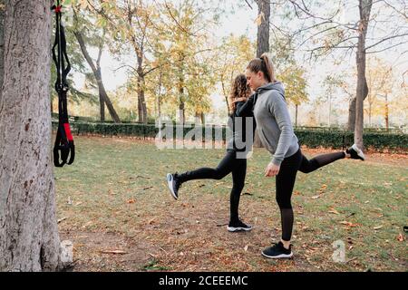 Ein paar Frauen trainieren im Freien im Park Stockfoto