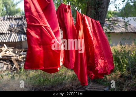 Bettwäsche aus roter Seide, Laken trocken draußen Stockfoto