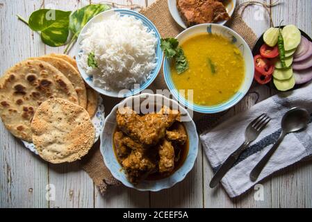 Draufsicht auf eine komplette indische Mahlzeit mit pflanzlichen und vegetarischen Zutaten. Stockfoto