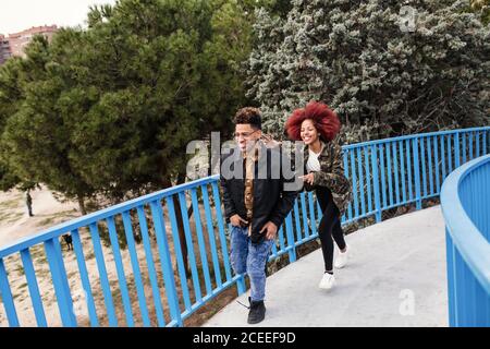 Junge Afro-Paar mit Spaß auf Brücke Stockfoto