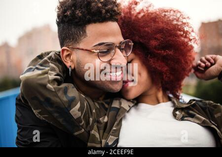 Romantische junge afro paar Spaß haben Stockfoto