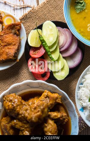 Frischer Hühnchen- und Gemüsesalat zusammen mit anderen Zutaten Teilweise auf einem Hintergrund gesehen Stockfoto