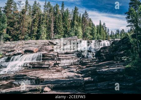 Wasserfall aus den tiefen Wäldern der Mitte Schweden Stockfoto